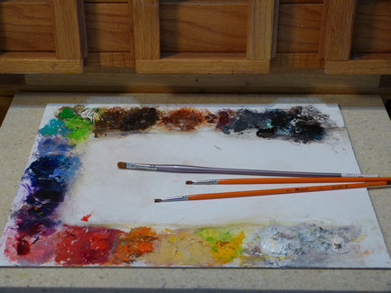 Photo of painter's palette at an easel.